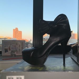 Black Vick Bow Platforms